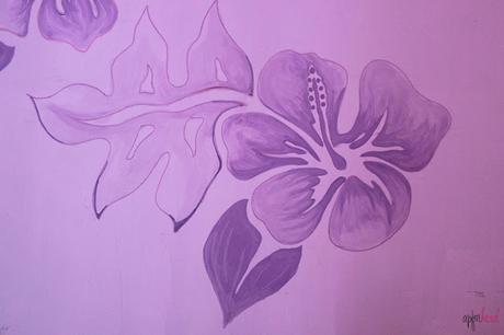 Pintando flores en la pared