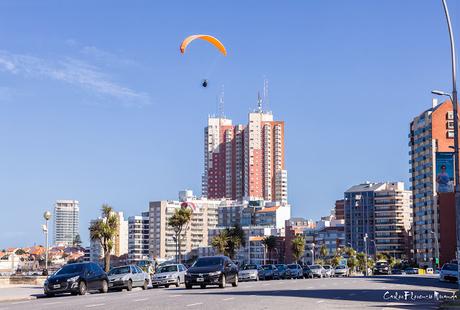 Un parapente sobre la ciudad de Mar del Plata.