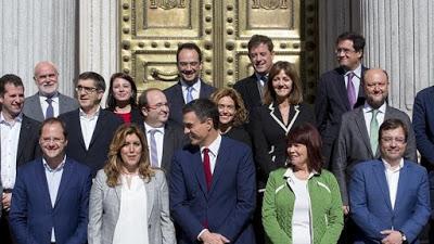 AL MENOS NOS ENTRETIENEN TIRÁNDOSE LOS TRASTOS