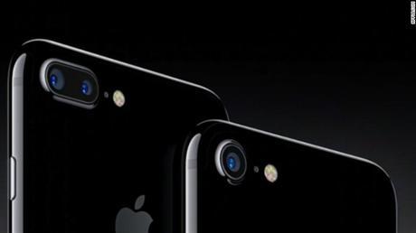 Los nuevos iPhone 7 y iPhone 7 Plus son resistentes al agua, vienen en tonos de negro y tienen cámaras mejoradas (Crédito: Apple)