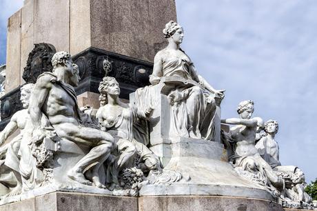 Grupo escultórico al pie delo Monumento a Mitre.