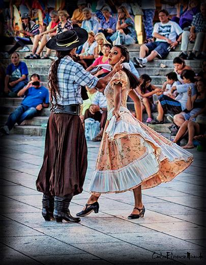 Pareja de baile bailando folclore argentino.