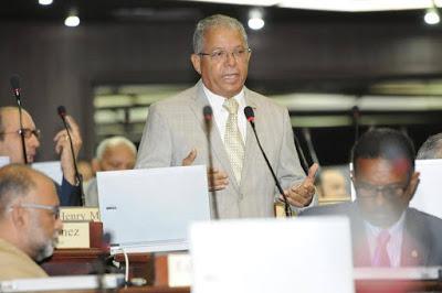 Diputado Rafael Méndez motiva resolución por fin de la guerra en Colombia.