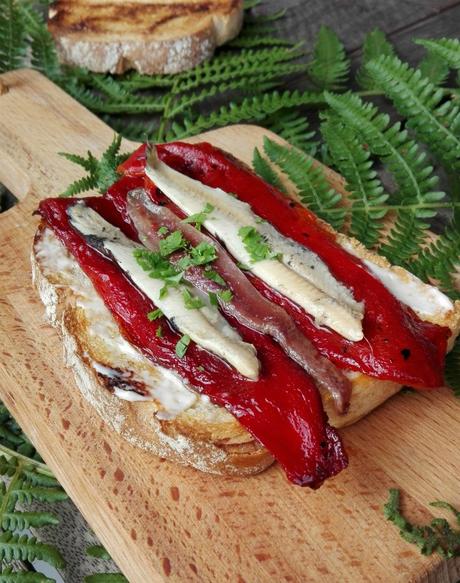 Tostada de pimientos y anchoas (boquerones)