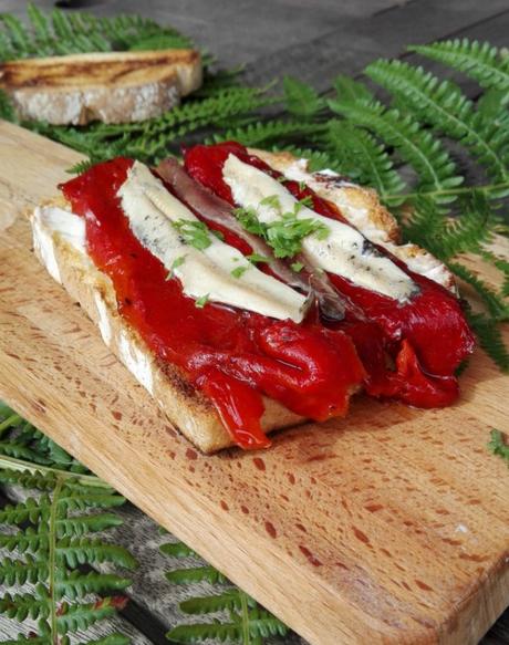 Tostada de pimientos y anchoas (boquerones)