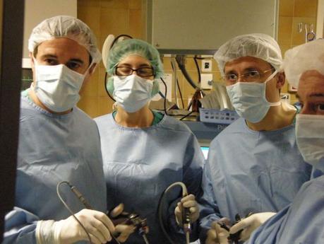 Dr Francisco Carmona en una cirugía laparoscópica ginecológica