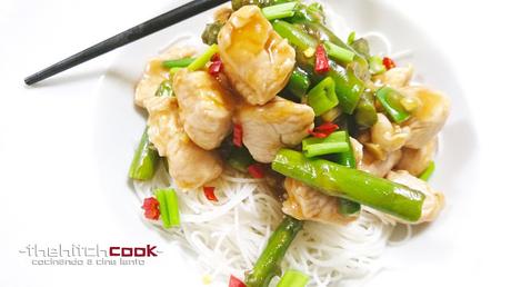 Salteado de pavo y espárragos con fideos de arroz