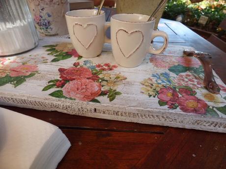 Una bandeja con madera de andamio