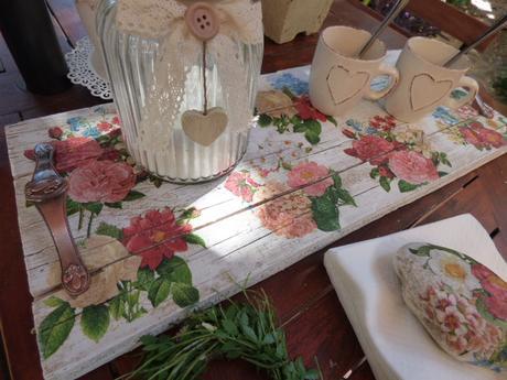 Una bandeja con madera de andamio