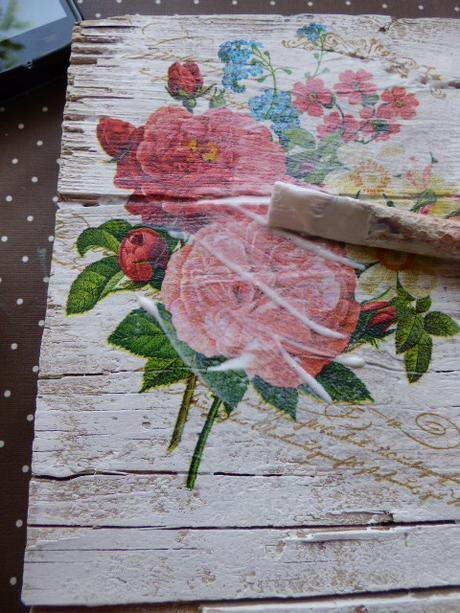 Una bandeja con madera de andamio