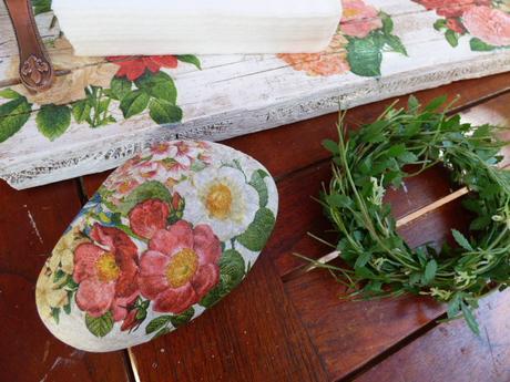 Una bandeja con madera de andamio