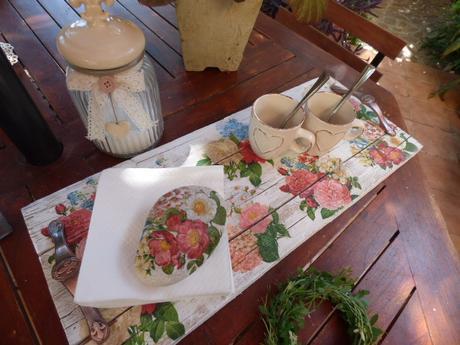 Una bandeja con madera de andamio