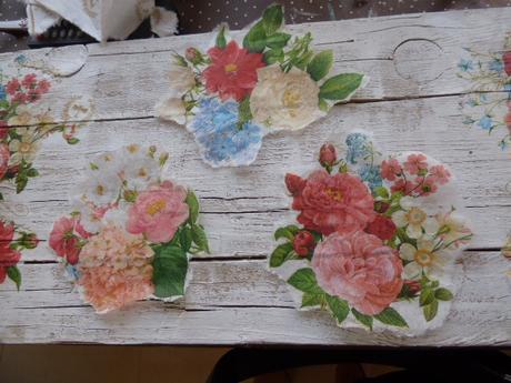 Una bandeja con madera de andamio