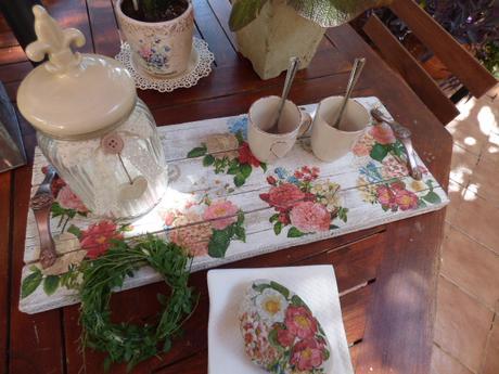 Una bandeja con madera de andamio