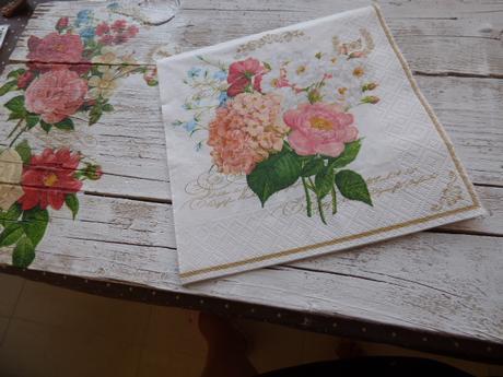 Una bandeja con madera de andamio