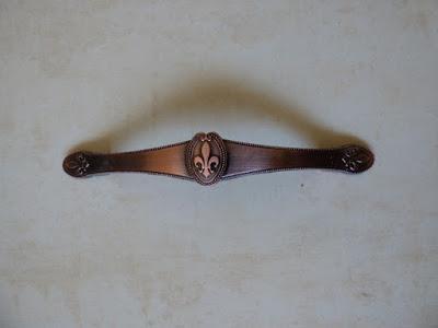 Una bandeja con madera de andamio