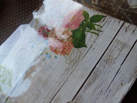 Una bandeja con madera de andamio