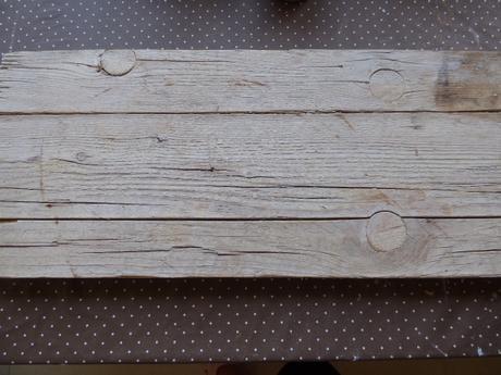 Una bandeja con madera de andamio