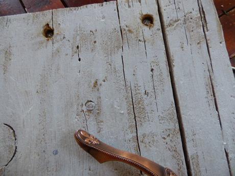 Una bandeja con madera de andamio