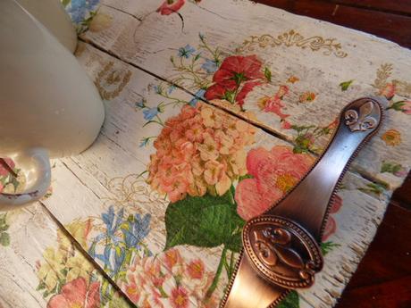 Una bandeja con madera de andamio