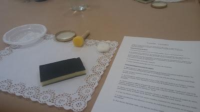 Una bandeja con madera de andamio