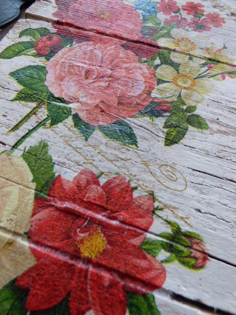 Una bandeja con madera de andamio