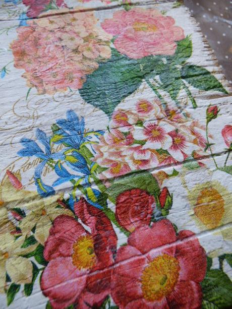 Una bandeja con madera de andamio