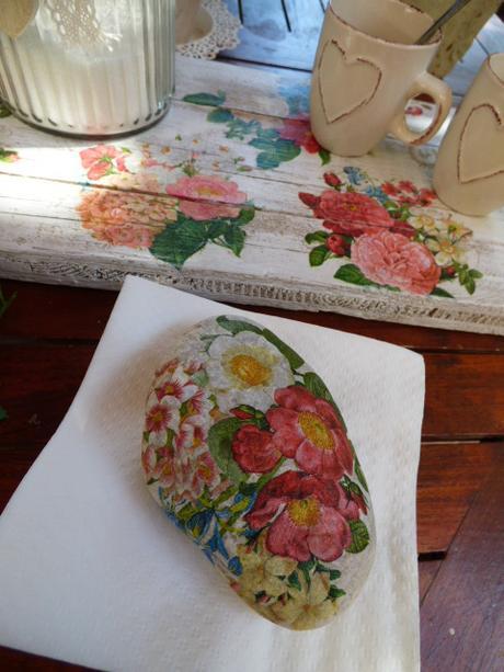 Una bandeja con madera de andamio