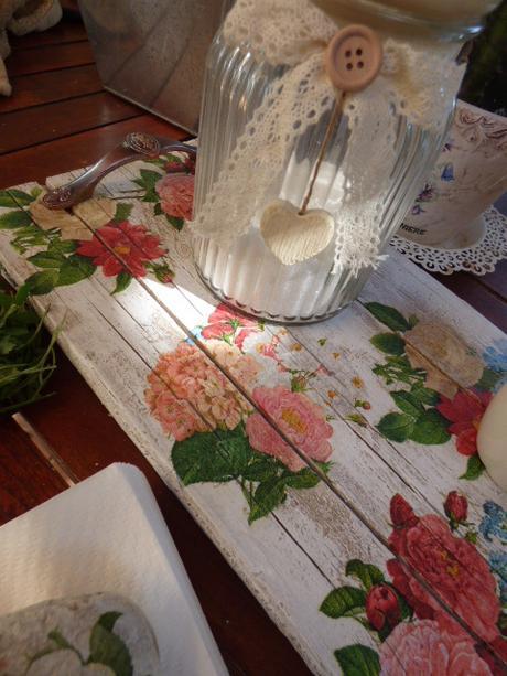 Una bandeja con madera de andamio