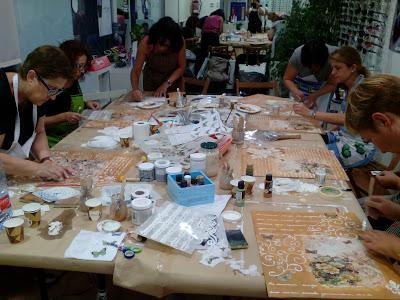 Una bandeja con madera de andamio