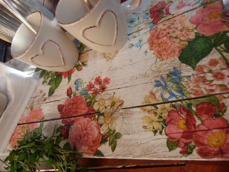 Una bandeja con madera de andamio