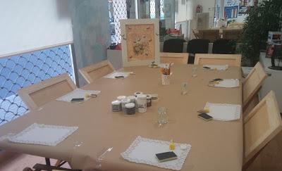 Una bandeja con madera de andamio