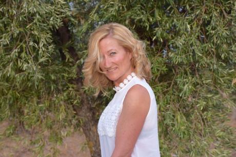 pantalones-fluídos-khaki-top-lencero-zapatos-atados