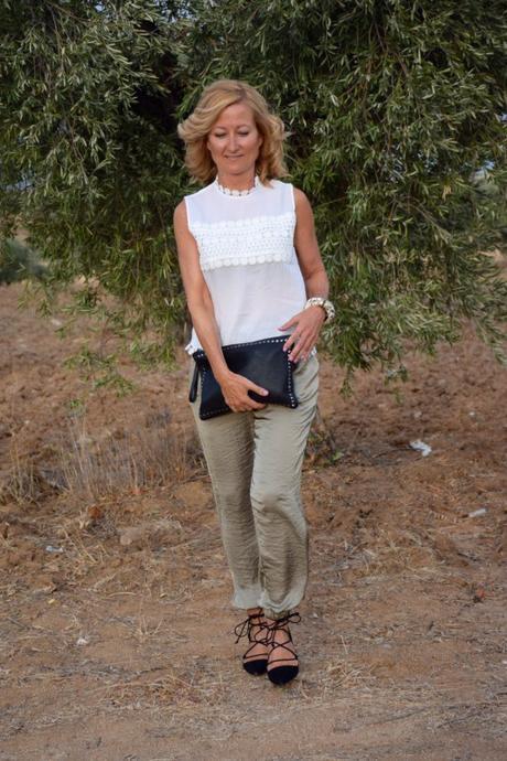 pantalones-fluídos-khaki-top-lencero-zapatos-atados