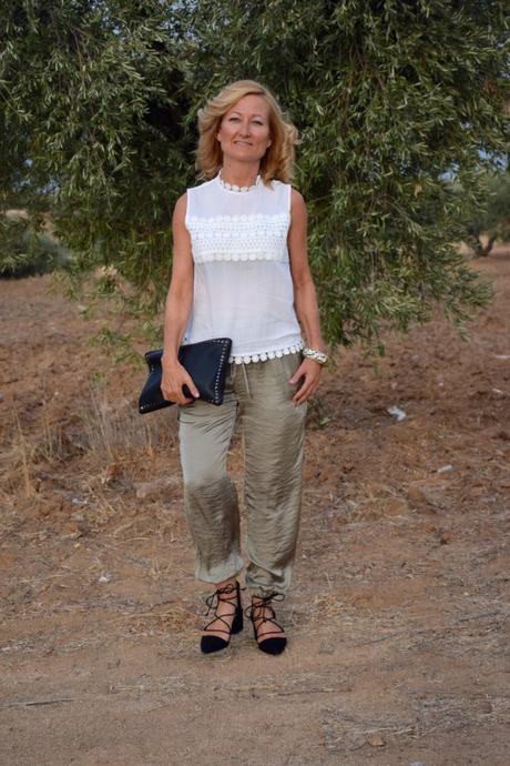 pantalones-fluídos-khaki-top-lencero-zapatos-atados