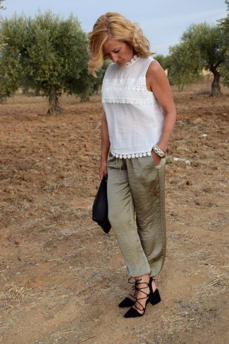 pantalones-fluídos-khaki-top-lencero-zapatos-atados