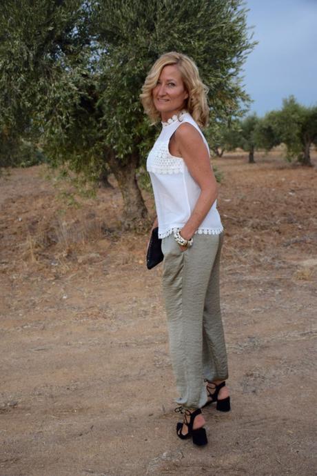 pantalones-fluídos-khaki-top-lencero-zapatos-atados