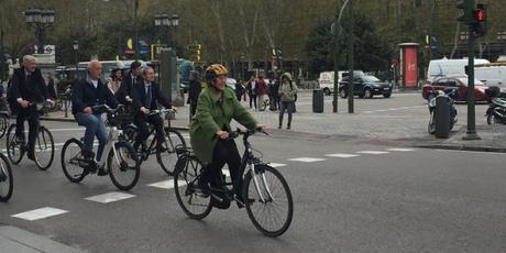 Manuela Carmena y el embajador holandés pedalean en la fiesta europea de la bici