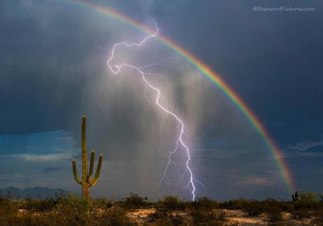 Impresionante foto de un rayo, un arco iris y un captus