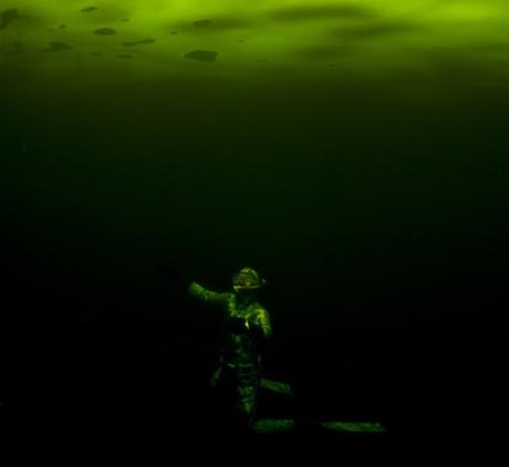 Asombrosas fotografías de la aurora boreal desde debajo del hielo