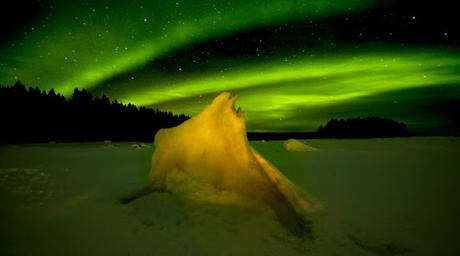 Asombrosas fotografías de la aurora boreal desde debajo del hielo