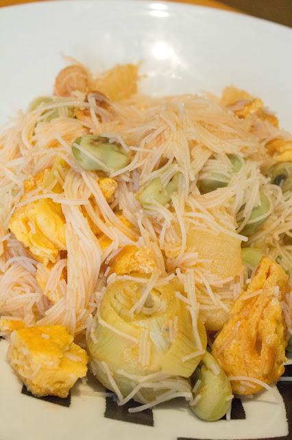 Fideos de arroz agridulces con verduras,pera, tortilla y gambas