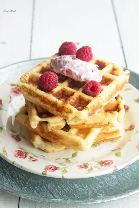 Gofres belgas con crema de queso y frambuesas