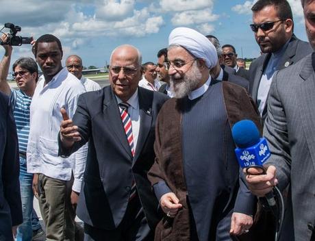 El Presidente de Irán Hassan Rouhani (CD), en visita oficial a Cuba, es recibido por Ricardo Cabrisas Ruíz (CI), vicepresidente del Consejo de Ministros  y Ministro de Economía y Planificación, a su llegada al Aeropuerto Internacional José Martí, en La Habana, el 19 de septiembre de 2016.   ACN  FOTO/Marcelino VÁZQUEZ HERNÁNDEZ/sdl