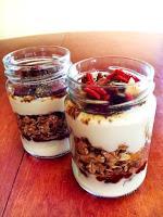 Parfait de yogur con avena, mermelada de fresa, semillas de chía y goji