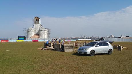 Estudiantes montando la instalación