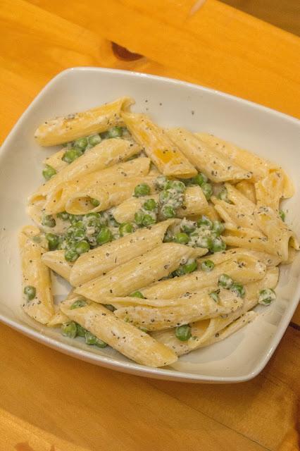 Pasta con guisantes a la albahaca