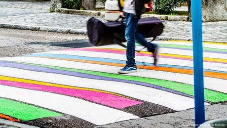 Los pasos de cebra se llenan de color en este pueblo madrileño