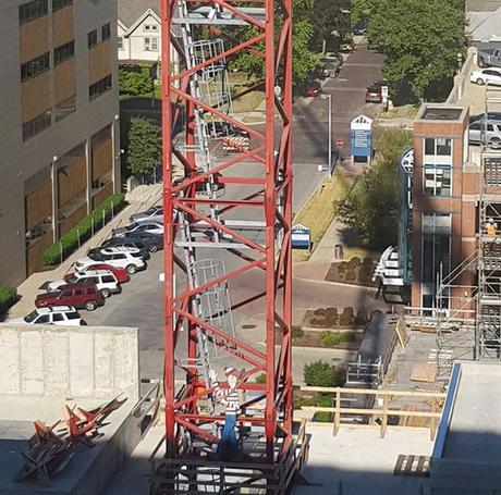 Este obrero ha fabricado un Wally gigante para divertir a los niños de un hospital