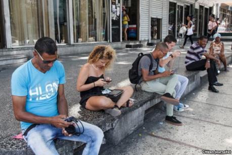 Muy cerca del Malecón: cubanos se conectan al wifi en La Rampa (Havana Times)